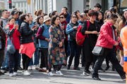 Asiatische Touristen auf dem Schwanenplatz in der Stadt Luzern. (Bild: Eveline Beerkircher, Luzern, 2. Mai 2019)