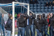 Vermummte und maskierte FCL-Ultras verketten das Tor beim Schweizer Cup-Viertelfinal zwischen dem FC Luzern und dem BSC Young Boys vom Mittwoch, 6. März 2019, in der Swisspor-Arena . (Bild: Urs Flüeler/Keystone)