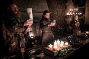 Hier sind nur Trinkhörner und mittelalterlich anmutende Becher in der Serie «Game of Thrones» zu sehen. IN einer anderen Einstellung war jedoch kurz ein Coffe-to-go-Pappbecher im Bild. Von links: die Schauspieler Kristofer Hivju, Kit Harington und Emilia Clarke. (Bild: Keystone/Helen Sloan/HBO via AP)