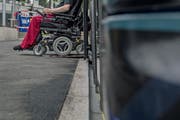 Längst nicht alle Haltestellen des öffentlichen Verkehrs sind behindertengerecht umgebaut. (Bild: Pius Amrein, Luzern, 29. August 2016)