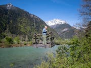 Alois Frei kurbelt sich in Erstfeld voran mit der letzten Drahtseilbahn, die über die Reuss führt. (Bild: KEYSTONE/URS FLUEELER)