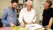 Die Pädagogische Hochschule Luzern und das Zürcher Studio Inlusio Interactive spannen zusammen: Peter Gautschi (Mitte) mit Robin Burgauer (links) und Robbert van Rooden. (Bild: PD)