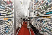 Was darf eine medizinische Behandlung kosten? Blick ins Medikamentenlager des Berner Inselspitals. Bild: Peter Klaunzer/Keystone (2. Mai 2013)