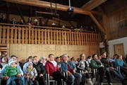 Claudia Steiger (vorne, mit Jeansjacke) beim Public Viewing ihrer Folge von «Mini Schwiiz, dini Schwiiz». (Bild: Johannes Wey)