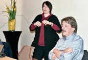 Pia Zurbrügg, SP-Präsidentin Werdenberg, stellt das Vortragsthema vor, während sich Ständerat Paul Rechsteiner auf das bevorstehende Referat konzentriert. (Bild: Heidy Beyeler)