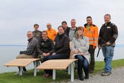 Probesitzen am Güttinger Hafen: Untere Reihe: Dirk Fenners, Jürg Rutishauser, Patrick Küng und Anette Neuweiler. Obere Reihe: Mathias Walser, Roland Roth, Markus Weber, Guido Koller, Urs Fuchs und Jürg Hausammann. (Bild: Hana Mauder Wick)