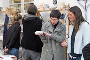 Kunststudentinnen aus München besichtigen Arbeiten von Patienten. (Bild: PD)