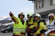 Einsatzleiter Christoph Brunner (links) gibt, nachdem er sich einen Überblick über die Situation verschafft hatte, seine Befehle aus. (Bild: Urs M. Hemm)