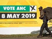 Bei den Parlamentswahlen in Südafrika am heutigen Mittwoch droht dem einst glorreichen ANC eine Wahlschlappe. (Bild: KEYSTONE/AP/BEN CURTIS)