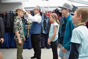 Markus Büttiker nimmt kurz vor der Uniformenweihe nochmals die Masse der jüngsten Vereinsmitglieder, damit ihre Bekleidung auch wirklich sitzt. (Bild: PD)
