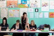 Lehrerinnen und Lehrer in der Schweiz leisten viel Überzeit. (Bild: Gaetan Bally/Keystone, Glarus, 17. Mai 2018)