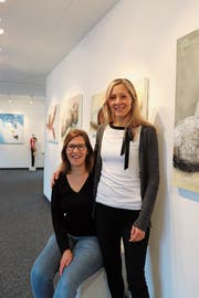 Simone Egloff (links) und Barbara Böhi, Mitglieder der Galeriekommission. (Bild: Tobias Söldi)