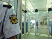 Der Europarat hat Deutschland am Donnerstag heftig für seine Abschiebepraxis nach Afghanistan gerügt, bei der unangemessene Gewalt zur Anwendung kam. (Bild: KEYSTONE/AP dapd/Christof Stache)