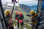 Am Seil des Helikopters geht es für die «Passagiere» in Richtung sicheren Erdboden. (Bild: Nadia Schärli, 8. Mai 2019)