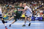 Bundesliga-Partie Füchse Berlin gegen den THW Kiel: Der Berliner Paul Drux (links) im Duell mit Patrick Wiencek vom THW. (Bild: Jan-Philipp Burmann/Getty (Berlin, 18. April 2019))