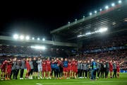 Die Liverpooler Spieler nach Spielende vor dem legendären «Kop», der Tribüne der Hardcore-Fans. (Bild: Peter Powell/EPA, Liverpool, 7. Mai 2019)