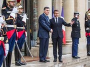 Präsident Macron hat dem Chef der international anerkannten libyschen Regierung, Fajis al-Sarradsch, Frankreichs Unterstützung zugesagt. (Bild: KEYSTONE/EPA/CHRISTOPHE PETIT TESSON)