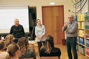 Hüttwilens Schulpräsidentin Natascha Maier, Nussbaumens Schulpräsidentin Diana Sterkman und Hüttwilens Schulbehördenmitglied Bruno Fink gehen auf Fragen aus dem Plenum ein. (Bild: Claudia Koch)