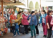 Der Altstätter Maimarkt hat letzten Donnerstag wieder Hunderte Besucherinnen und Besucher angelockt. Gleich nachdem die Stände geöffnet hatten, schlenderten viele Leute durch die Gassen. (Bild: Kurt Latzer)
