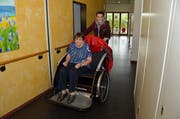 Zum ersten Mal lässt sich Ruth Schwarz von Gian Pergher mit der Velo-Rikscha kutschieren. (Bild: Monika von der Linden)