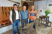 Ueli Ineichen, Edi Strebel und Kunstschmied Richard Erni (von links) hinter dem 250-Kilogramm-Amboss. (Bild: Eddy Schambron)