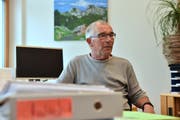 Gemeindepräsident Peter Kindler informiert noch am Mittwochnachmittag die Mitarbeitenden des Altersheims Forstegg über die vier ausgesprochenen Kündigungen. (Bild Heini Schwendener)