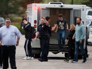 Zwei Angreifer haben am Dienstag an einer Schule südlich von Denver im US-Bundesstaat Colorado das Feuer eröffnet und dabei mindestens einen Schüler getötet. (Bild: KEYSTONE/AP/DAVID ZALUBOWSKI)