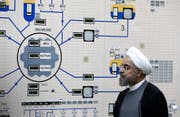 Der iranische Präsident Hassan Rouhani besucht das Bushehr Atomkraftwerk in Bushehr, Iran.(AP Photo/Iranian Presidency Office, Mohammad Berno/13.1.2015)