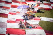 Picknicken auf dem grossen Bignik-Tuch an der Seehalde in Rorschacherberg. Einmal im Jahr wird das Riesentuch öffentlich ausgelegt. In diesem Jahr findet diese Aktion in Trogen statt. (Bild: Ralph Ribi - 11. Juni 2017)