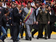Venezuelas Staatschef Nicolás Maduro (Mitte) lässt den Obersten Gerichtshof seines Landes gegen Oppositionelle vorgehen. (Bild: KEYSTONE/AP/FERNANDO LLANO)