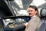 Lokführer Marcel Tonini bei der ersten offiziellen Fahrt im Gotthardzug Giruno von Stadler Rail im Zürcher Hauptbahnhof. (Bild: Keystone/ Walter Bieri, Zürich, 8. Mai 2019)