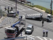 Bergungsarbeiten nach einem Verkehrsunfall in Japan, bei dem ein Auto in eine Kleinkindergruppe raste und zwei Kinder tötete. (Bild: KEYSTONE/EPA JIJI PRESS)