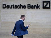 Stimmrechtsberater lehnen die Entlastung der Führungsetage der Deutschen Bank ab. (Bild: KEYSTONE/EPA/FACUNDO ARRIZABALAGA)