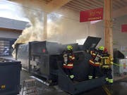 Im Werkhof in Küssnacht SZ löscht die Feuerwehr einen Brand in einem Presscontainer. (Bild: Kantonspolizei Schwyz)