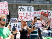Kundgebung im Sommer 2018 in Bern gegen den Export von Waffen in Bürgerkriegsländer. (Bild: KEYSTONE/ANTHONY ANEX)