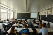 Michael Kellenberger vom Ausserrhoder Amt für Umwelt bringt Schülerinnen und Schülern die Politik rund um den Klimawandel näher. (Bild: Philipp Wolf)