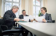 Strahlende Gesichter: Sonja Lenggenhager, Bereichsleiterin Finanzen und Personal bei den Technischen Gemeindebetrieben Bischofszell, Stadtpräsident Thomas Weingart und Pascal Eichmann, Leiter Finanzen und Steuern. (Bild: Andrea Stalder)