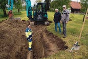 Annemarie und Johannes Rossel schauen bei Baggerführer Daniel Herzog vorbei, der mit der Bachoffenlegung beschäftigt ist. (Bild: Salome Preiswerk Guhl)
