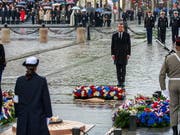 Im Gedenken an das Ende des Zweiten Weltkriegs legt Präsident Emmanuel Macron am Pariser Triumphbogen einen Kranz nieder. (Bild: KEYSTONE/EPA POOL/CHRISTOPHE PETIT TESSON POOL)