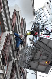 Ein Figurant wird mit der grossen Drehleiter der Feuerwehr Wattwil-Lichtensteig aus dem Gebäude in Sicherheit gebracht. (Bild: Urs M. Hemm)