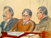 Eine Gerichtszeichnung zeigt den US-Guru Keith Raniere, der die Anhängerinnen seiner Organisation Nxivm sexuell ausgebeutet haben soll, zwischen seinen Anwälten. (Bild: KEYSTONE/FRE142054 AP/ELIZABETH WILLIAMS)