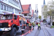 Rund 80 Angehörige der Feuerwehr sowie elf Fahrzeuge waren am Dienstagabend in Hemberg im Einsatz. (Bild: Urs M. Hemm)