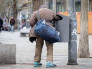 Durchschnittlich 6,2 Prozent der EU-Bürger sind von extremer Armut betroffen. Spitzenreiter ist Bulgarien, wo jeder Fünfte seine Rechnungen nicht bezahlen kann. Mit 1,5 Prozent extrem Armer (gemäss EU-Norm) steht die Schweiz auf Rang drei der *reichsten» Länder Europas hinter Schweden und Luxemburg. (Bild: Keystone/DPA/KAY NIETFELD)