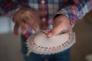 Tricks mit Spielkarten gehören zum Standardrepertoire eines Zauberers.