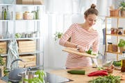 Auch als Single kann man sich gesund ernähren, ohne viel Abfall zu produzieren oder gar etwas wegwerfen zu müssen. (Bild: Katarzyna Bialasiewicz/Getty)