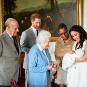 Herzogin Meghan und Prinz Harry stellen Queen Elisabeth II. und Prinz Philip im Windsor Schloss das neue Baby. Auch Meghans Mutter Doria Ragland ist aus den USA angereist. (Bild: Chris Allerton/SussexRoyal via AP)