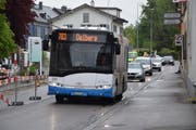 Obwohl derzeit nur einspurig befahrbar, herrscht auf der Mattstrasse reges Verkehrsaufkommen. (Bild: Gianni Amstutz)