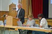 Schulpräsident Rolf Gmünder führt durch die Versammlung in der Mehrzweckhalle Bürglen. (Bild: Mario Testa)