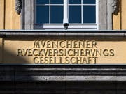 Höhere Katastrophenschäden haben dem weltgrössten Rückversicherer Munich Re zum Jahresstart einen deutlichen Gewinnrückgang eingebrockt. (Bild: KEYSTONE/EPA/LUKAS BARTH-TUTTAS)