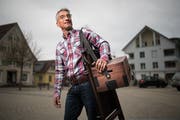 Mit Zaubertisch und Zauberkoffer zieht Rolf Kern, die eine Hälfte des Duos Messer & Gabel, im Sommer durchs Land. (Bilder: Benjamin Manser)